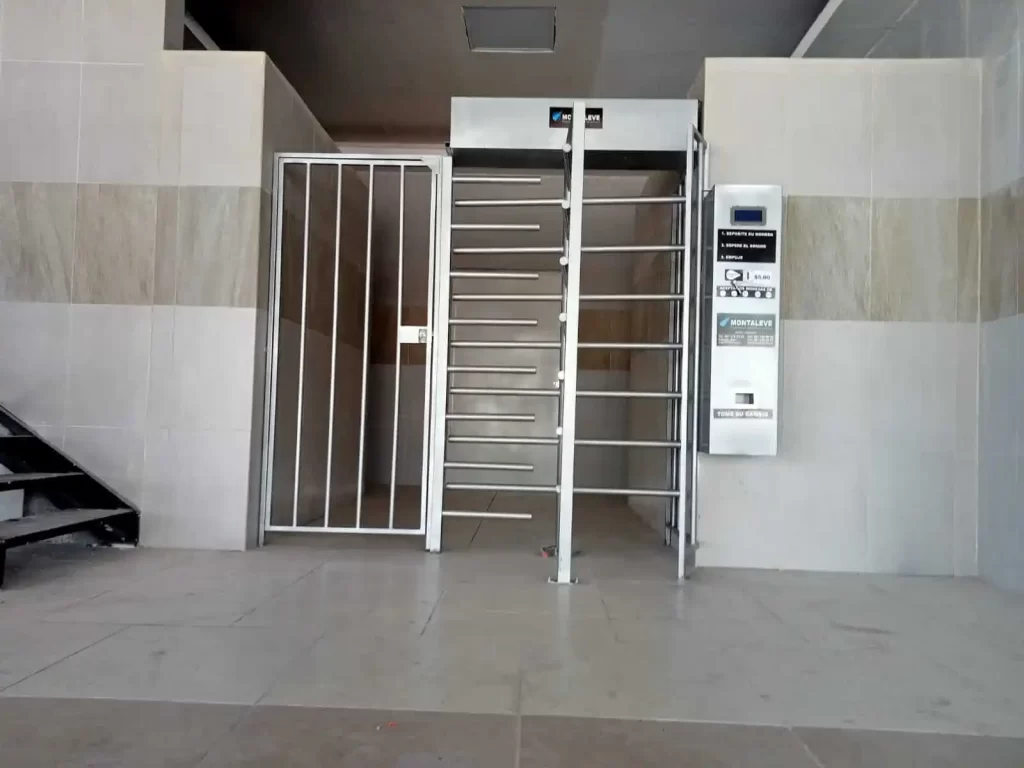 Nuestros torniquetes bidireccionales son ideales para instalaciones públicas, como centros comerciales, estadios, aeropuertos y hospitales